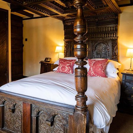 The Crown Inn Chiddingfold Bagian luar foto